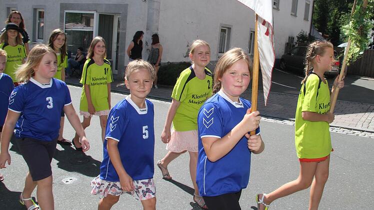 Fast zu warm für einen Festzug, doch der Nachwuchs zeigte keine Schwächen.