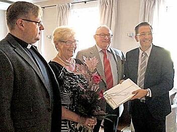 Thomas Ringer (l.) und Karsten Fischkal gehörten zu den zahlreichen Gratulanten von Rosemarie und Waldemar Schmitt. Foto: Pauline Lindner