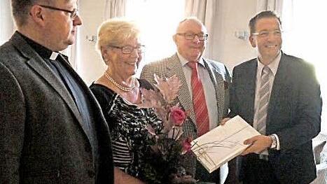 Thomas Ringer (l.) und Karsten Fischkal gehörten zu den zahlreichen Gratulanten von Rosemarie und Waldemar Schmitt. Foto: Pauline Lindner