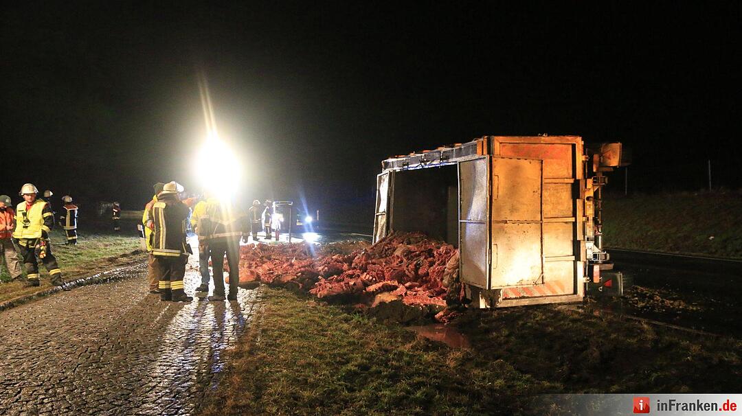 Lkw mit Schlachtabfällen kippt auf B505 um