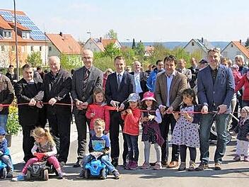 Mit dem Durchschneiden des Bandes geben die Offiziellen den zweiten Abschnitt des Bebauungsgebietes "Im Knöckel-Hurenanger" zur Bebauung frei. Foto: Elke Pieger