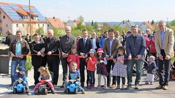 Mit dem Durchschneiden des Bandes geben die Offiziellen den zweiten Abschnitt des Bebauungsgebietes "Im Knöckel-Hurenanger" zur Bebauung frei. Foto: Elke Pieger