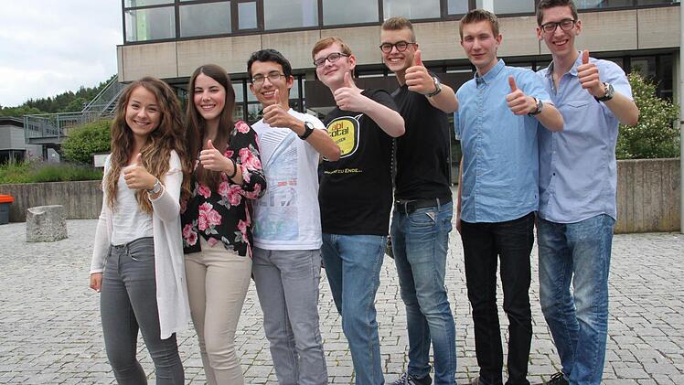 "Sieben auf einen Streich": Kathrin Schlaf, Lisa Warlich, Christian Heinz, Markus Dinkel, Moritz Dück, Frank Wittmann und Florian Schütz (von links) haben am Gymnasium Burgkunstadt ein echtes Einser-Abitur erzielt.  Foto: Stephan Stöckel
