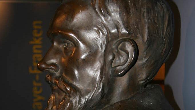 Stipendien an bedürftige Studenten vergibt seit 1958 die Stiftung, die den Namen des Forchheimer Malers Georg Mayer-Franken (1870-1926, in der Kaiserpfalz steht diese Büste von ihm) und seiner Ehefrau Ernestine Lebert (1875-1957) trägt.