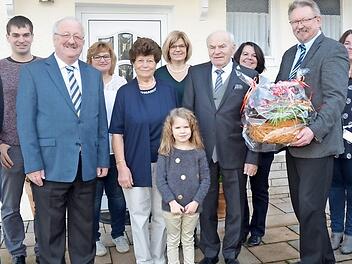 Das Jubelpaar Barbara und Georg Fiedler ( 5. und 7. v. l.) im Kreis ihrer Familie. Mit im Bild die Gratulanten, weiterer Landratstellvertreter Bernd Steger (3. v. l.) und Bürgermeister Hans Pietz (3. v. r.). Foto: K.- H. Hofmann