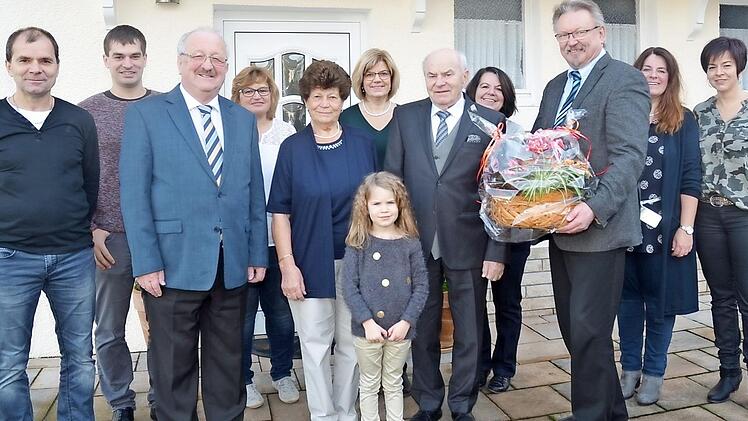 Das Jubelpaar Barbara und Georg Fiedler ( 5. und 7. v. l.) im Kreis ihrer Familie. Mit im Bild die Gratulanten, weiterer Landratstellvertreter Bernd Steger (3. v. l.) und Bürgermeister Hans Pietz (3. v. r.). Foto: K.- H. Hofmann