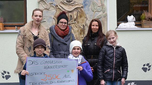 Spenden&uuml;bergabe im Tierheim Wannigsm&uuml;hle (hinten von links): Christina Wirsching, Christina Gl&uuml;ckert, Corina Markert; vorne von links: Jonas Freund (5b), Sophie Dietz (5 c), Isabella Prause (5 c) Bj&ouml;rn Hein