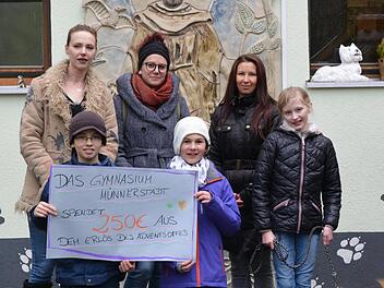 Spendenübergabe im Tierheim Wannigsmühle (hinten von links): Christina Wirsching, Christina Glückert, Corina Markert; vorne von links: Jonas Freund (5b), Sophie Dietz (5 c), Isabella Prause (5 c) Björn Hein