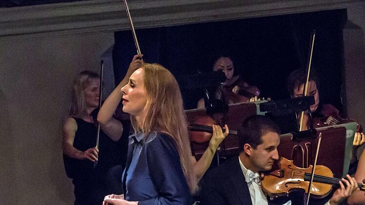 Unter der Leitung von Roland Kluttig begeisterte das Philharmonische Orchester beim Sinfoniekonzert im Landestheater. Gefeierte Solistin war die Mezzosopranistin Uto Döring-Fleury.Foto: Jochen Berger