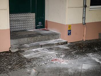 An einem Hauseingang in Berlin-Charlottenburg ist eine Blutlache zu sehen. Zuvor wurde an der Stelle ein Mann auf offener Straße erschossen, wie ein Sprecher der Polizei sagte. Foto: Julian Stähle/dpa