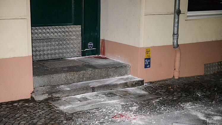 An einem Hauseingang in Berlin-Charlottenburg ist eine Blutlache zu sehen. Zuvor wurde an der Stelle ein Mann auf offener Straße erschossen, wie ein Sprecher der Polizei sagte. Foto: Julian Stähle/dpa