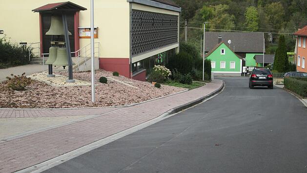 Abgeschlossen wurde die Ma&szlig;nahme "Gehweg - Schulstra&szlig;e", wobei sich die Kirchengemeinde mit der Gestaltung des Kirchenvorplatzes mit einbrachte.  Fotos: Winfried Ehling