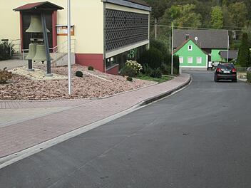 Abgeschlossen wurde die Maßnahme "Gehweg - Schulstraße", wobei sich die Kirchengemeinde mit der Gestaltung des Kirchenvorplatzes mit einbrachte.  Fotos: Winfried Ehling