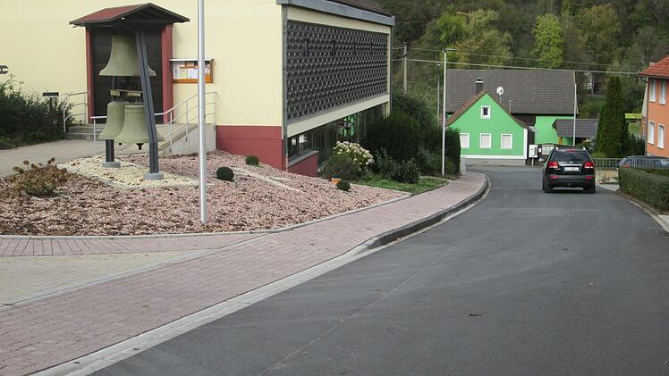 Abgeschlossen wurde die Maßnahme "Gehweg - Schulstraße", wobei sich die Kirchengemeinde mit der Gestaltung des Kirchenvorplatzes mit einbrachte.  Fotos: Winfried Ehling