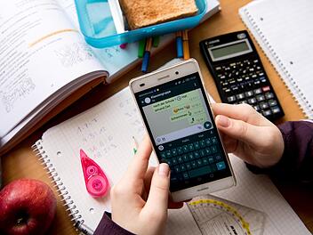 Eine Lockerung des Handyverbotes an bayerischen Schulen könnte im Schulalltag für Herausforderungen sorgen.