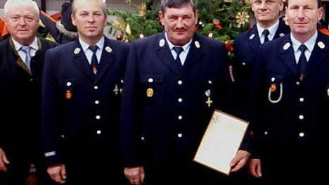 Im Bild (v. l.): Erster Bürgermeister Helmut Fischer, Erster Vorsitzender Thomas Dietrich, Ehrenmitglied Eduard Raps, Zweiter Vorsitzender Alfons Fischer sowie Jürgen Neumann Foto: Horst Habermann