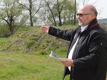Das Bild zeigt: Wie hier bei einem Durchlass nahe Hummendorf, soll der Erdwall des Bahndamms, links und rechts eingeebnet werden, wie Bürgermeister Egon Herrmann zeigt, soll dadurch den Hochwasserrückstau bei Überschwemmungen entgegengewirkt werden und auch der Blick ins Rodachtal frei gemacht werden. Foto: K.- H. Hofmann