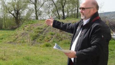 Das Bild zeigt: Wie hier bei einem Durchlass nahe Hummendorf, soll der Erdwall des Bahndamms, links und rechts eingeebnet werden, wie Bürgermeister Egon Herrmann zeigt, soll dadurch den Hochwasserrückstau bei Überschwemmungen entgegengewirkt werden und auch der Blick ins Rodachtal frei gemacht werden. Foto: K.- H. Hofmann
