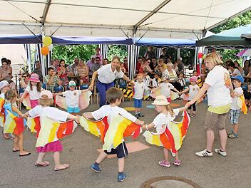 Eine der bunten Aufführungen der Kinder  Foto: Carsten Höllein