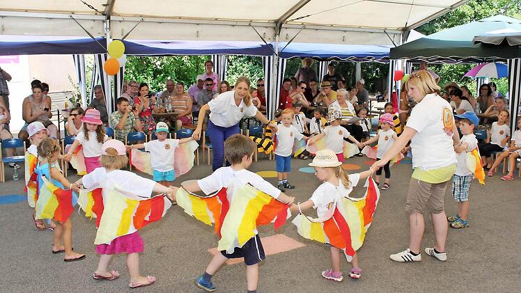 Eine der bunten Aufführungen der Kinder  Foto: Carsten Höllein