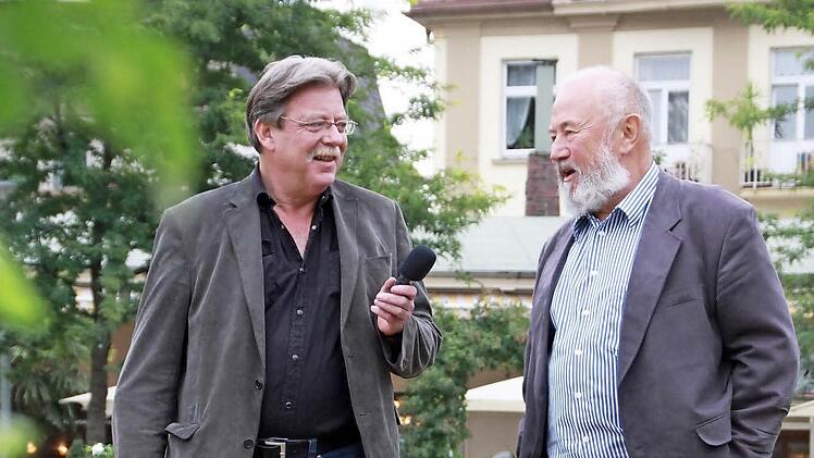 Bad Kissingens Baudirektor Hermann Schober beim Spaziergang durch den Rosengarten mit Redakteur Thomas Mäuser. Foto: Carmen Schmitt