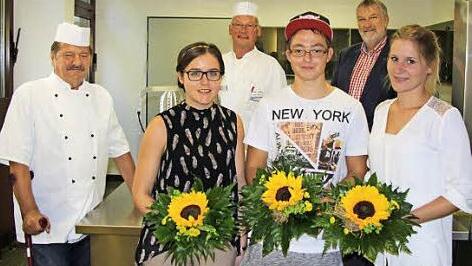 Gut gekocht: Mit Oliver Wirth (Mitte), Mona Pfeufer (rechts) und Mareike Schneider wurden drei Koch-"Azubis" der Ha&szlig;berg-Kliniken freigesprochen. Der fr&uuml;here K&uuml;chenchef Manfred Engel (links) sowie Stephan Kolck und der aktuelle K&uuml;chenchef Rudolf Firnstein (hinten von rechts) freuen sich mit den jungen Leuten.  Foto: Kommunalunternehmen/Marco Heumann