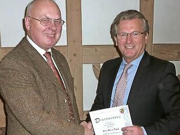 Zweiter Bürgermeister Siegfried Weißerth (links) überreichte Bürgermeister Rainer Detsch die Dankurkunde für sein 40-jähriges Berufsleben im öffentlichen Dienst.  Foto: Gerd Fleischmann