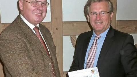 Zweiter Bürgermeister Siegfried Weißerth (links) überreichte Bürgermeister Rainer Detsch die Dankurkunde für sein 40-jähriges Berufsleben im öffentlichen Dienst.  Foto: Gerd Fleischmann