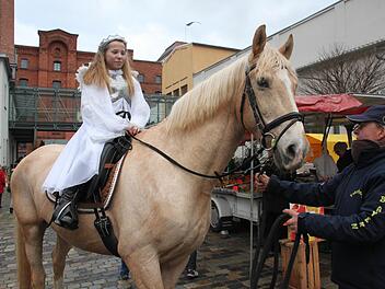 Das Christkind Franziska Pöhnl kam hoch zu Ross auf den Blaicher Weihnachtsmarkt geritten. Fotos: Stephan Stöckel