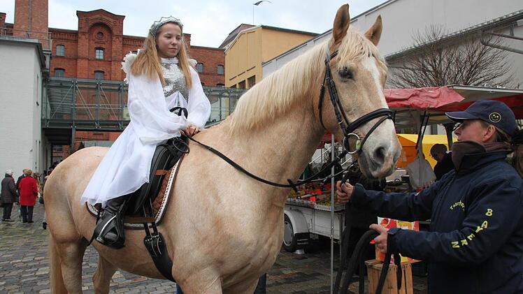 Das Christkind Franziska Pöhnl kam hoch zu Ross auf den Blaicher Weihnachtsmarkt geritten. Fotos: Stephan Stöckel