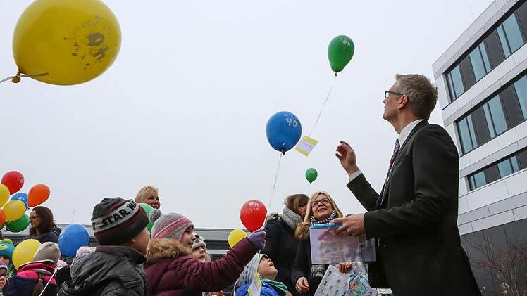 40 Ballons mit Glückwunsch-Botschaften ließen 40 Forchheimer Kindergarten-Kinder für Uwe Kirschstein steigen. Fotos: Barbara Herbst