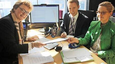 Monika Hohlmeier (l.) und ihre Assistenten in ihrem Abgeordnetenbüro