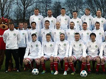 Mit diesem Spielerkader und zahlreichen Betreuern und Trainern will der Fanclub "Red Residenz Coburg" den Bayern Paroli bieten. Fotos: Timo Geldner