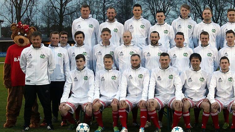 Mit diesem Spielerkader und zahlreichen Betreuern und Trainern will der Fanclub "Red Residenz Coburg" den Bayern Paroli bieten. Fotos: Timo Geldner
