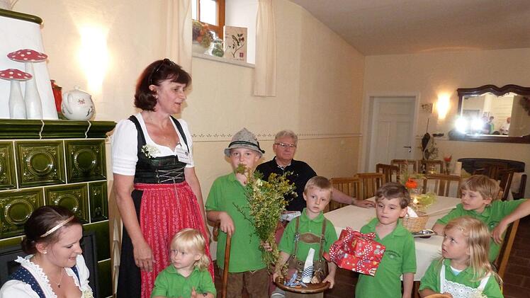 Der Kommission wurde ein buntes Programm geboten. Auch die Kinder waren eingebunden.
