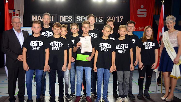 Mannschaftsehrungen: Die U 13 des TV Jahn Winkels.Peter Rauch