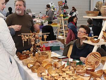 Kreatives aus Holz, aber auch aus anderen Materialien, konnte man in der Aischgrundhalle bestaunen.  Foto: Johanna Blum