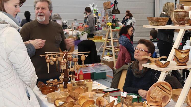 Kreatives aus Holz, aber auch aus anderen Materialien, konnte man in der Aischgrundhalle bestaunen.  Foto: Johanna Blum