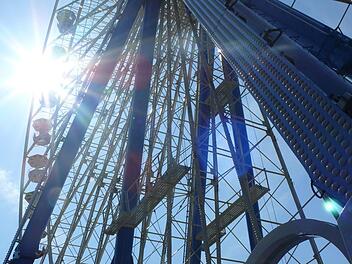 9.30 Uhr: Das Riesenrad wartet auf die ersten Besucher. Karina Brock