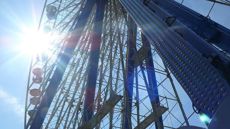 9.30 Uhr: Das Riesenrad wartet auf die ersten Besucher. Karina Brock
