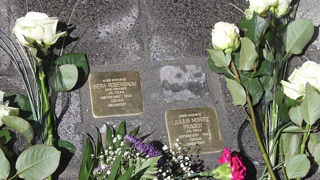 Die zwei goldenen Gedenksteine, die in der N&uuml;rnberger Stra&szlig;e 2 in den Boden gesetzt wurden, erinnern an die 1942 deportierten j&uuml;dischen Geschwister Sera Rosenbaum und Julius Moritz Prager. Foto: Ronald Heck