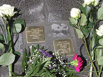 Die zwei goldenen Gedenksteine, die in der Nürnberger Straße 2 in den Boden gesetzt wurden, erinnern an die 1942 deportierten jüdischen Geschwister Sera Rosenbaum und Julius Moritz Prager. Foto: Ronald Heck