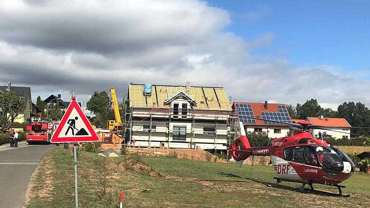 Die Einsatzstelle in Pfarrweisach: W&auml;hrend der Rettungsarbeiten war der "Mehlgrund" f&uuml;r den Verkehr gesperrt. Einsatzfahrzeuge der Feuerwehr, des Rettungsdienstes und ein Rettungshubschrauber waren vor Ort.