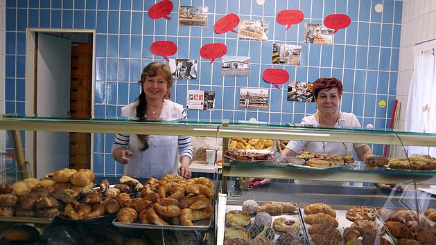 Zwei ehrenamtliche Mitarbeiterinnen an der Backwarentheke Heike Sch&uuml;lein