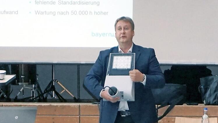 Kommunalbetreuer Ralf Schwarz vom Bayernwerk stellte den LED-Lampenkopf vor. Foto: Richard Sänger