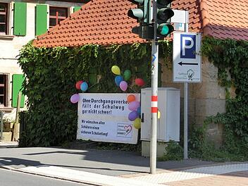 Mit einer Plakataktion verschönerten die "LiDo"-Aktivisten den Schulweg in der zurzeit verkehrlosen Hauptstraße.privat