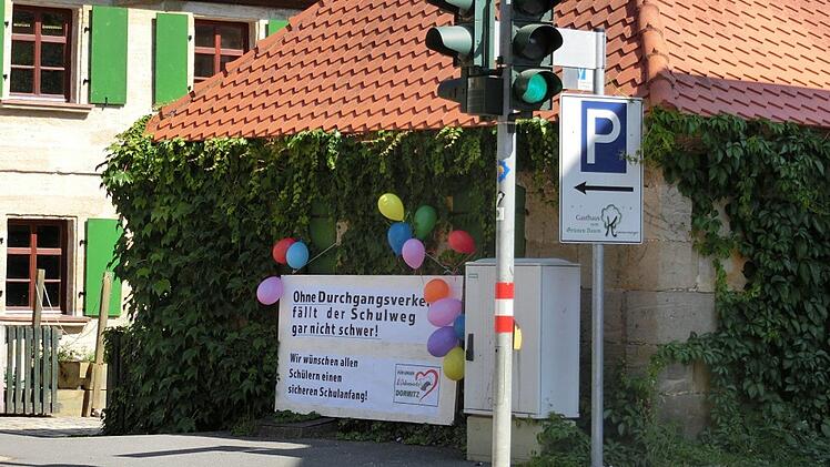 Mit einer Plakataktion verschönerten die "LiDo"-Aktivisten den Schulweg in der zurzeit verkehrlosen Hauptstraße.privat