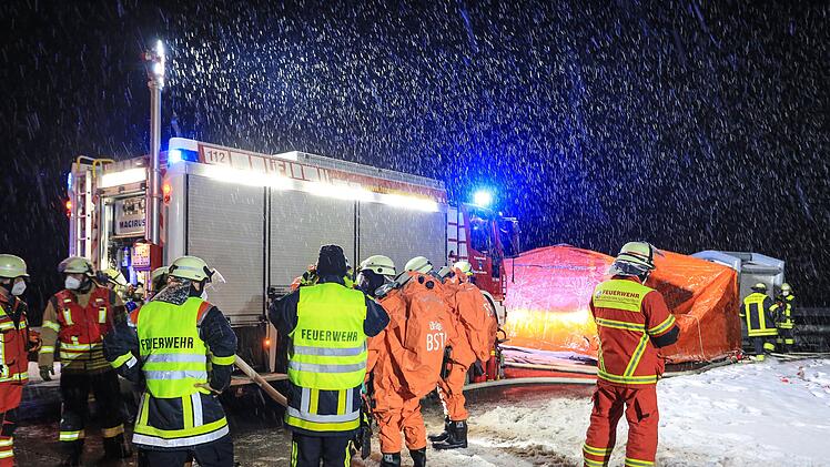 Mit Aktivkohle gefüllter Behälter qualmt auf Pritschenwagen: Gefahrguteinsatz für die Feuerwehr