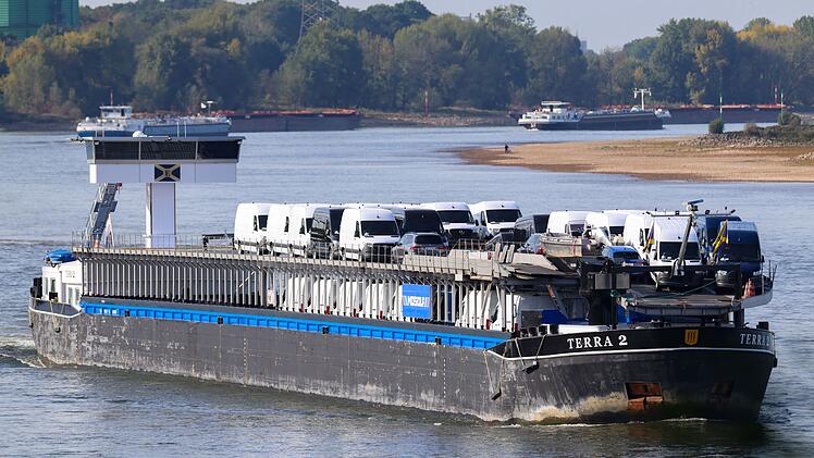 Das mit Mercedes-Sprintern beladene Frachtschiff f&auml;hrt wieder los