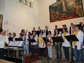 Unter der Leitung von Christiane Stömer-Rauh veranstalte der Gospelchor in der Kirche in Pressig ein Benefizkonzert. Der Erlös kommt Opfern der Flutkatastrophe zugute. Foto: Sonja Adam